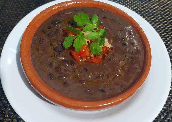 FRIJOLES NEGROS ECOLÓGICOS CON VERDURAS DE TEMPORADA ACOMPAÑADOS DE ARROZ BASMATI (VEGANO)