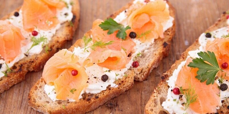 TOSTA DE SALMÓN AHUMADO ENELDO QUESO CABRA ACEITUNAS NEGRAS Y MAYONESA CASERA (ECOLÓGICA)