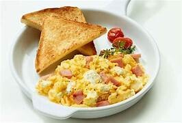 HUEVOS (ecologicos )REVUELTOS CON QUESO VEGANO Y SALCHICHA VEGANA