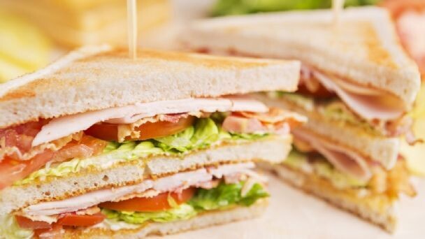 SÁNDWICH VEGETAL CON SEITAN HUEVO Y QUESO