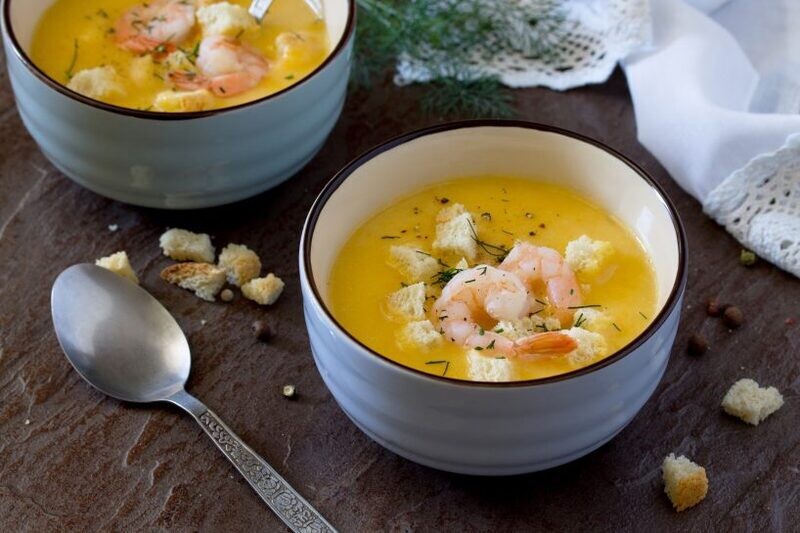 CREMA DE CALABAZA Y MANZANA AL ESTRAGON CON VIRUTAS DE QUESO CRISTALES DE FLOR DE SAL Y SESAMO CRUDO