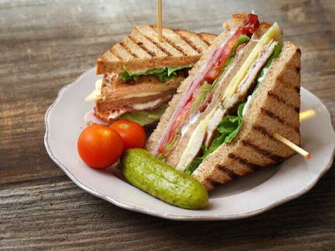 SANDWICH VEGETAL DE SEITAN HUEVO DURO Y QUESO