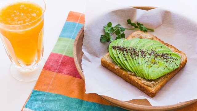 TOSTADA DE AGUACATE Y TOMATE NATURAL RALLADO PAN DE MOLDE ESPELTA INTEGRAL MASA MADRE