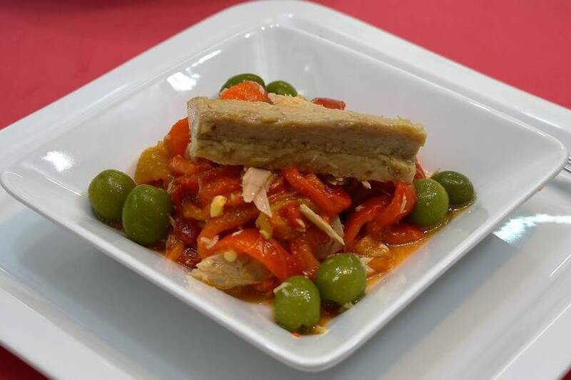 ENSALADA TEMPLADA  DE ASADILLO DE PIMIENTOS ROJOS  VENTRESCA Y HUEVO DURO ECOLÓGICO (VEGETARIANA)