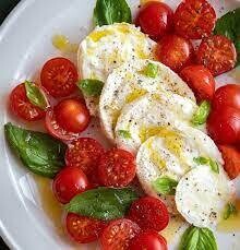ENSALADA TEMPLADA CAPRESE QUESO MOZZARELLA , TOMATITOS CHERRY CON AOVE  (VEGETARIANA)