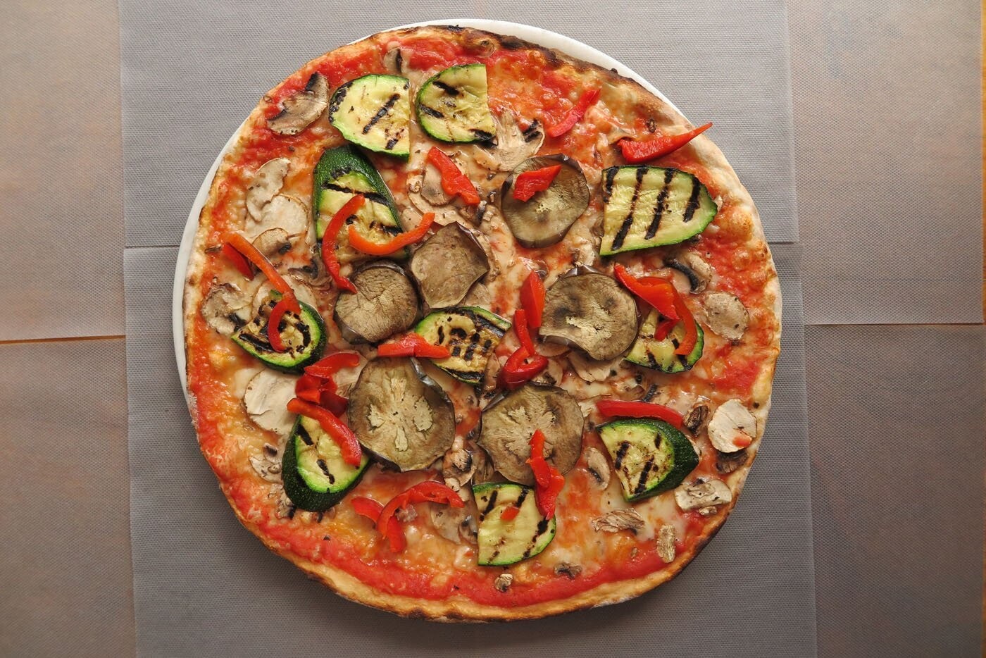 PIZZA MASA FINA (ECOLÓGICA) CON VERDURAS Y  CHAMPIÑONES (VEGANA)