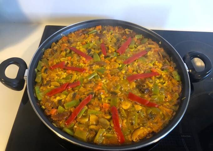 PAELLA DE ARROZ ECOLÓGICO  CON VERDURAS DE TEMPORADA  LANGOSTINOS Y CALAMARES (POR ENCARGO)