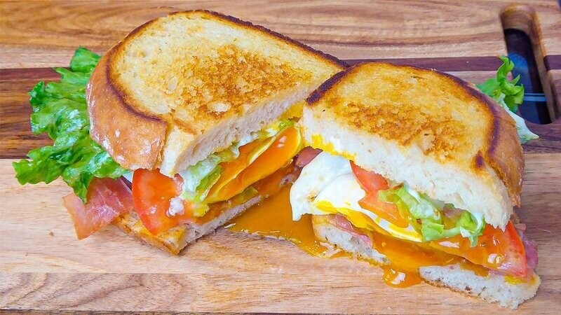 SANDWICH DE BACON HUEVO ECOLÓGICO FRITO Y QUESO