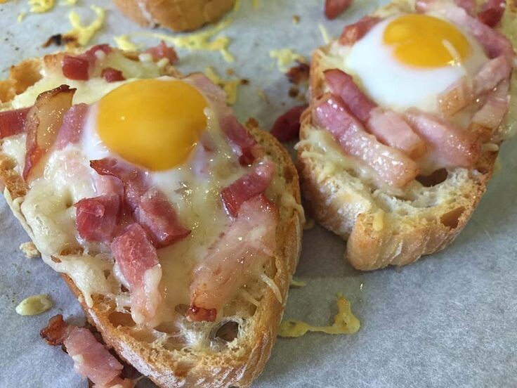 TOSTA DE BACON QUESO MANCHEGO Y HUEVOS DE CODORNIZ (PAN ESPELTA INTEGRAL MASA MADRE)