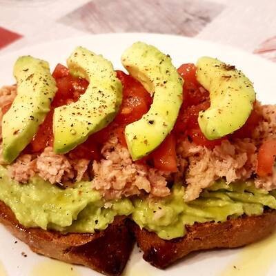 TOSTA DE AGUACATE ATUN Y TOMATITOS CHERRY CON AOVE Y MIEL DE ROMERO (PAN ESPELTA INTEGRAL MASA MADRE)