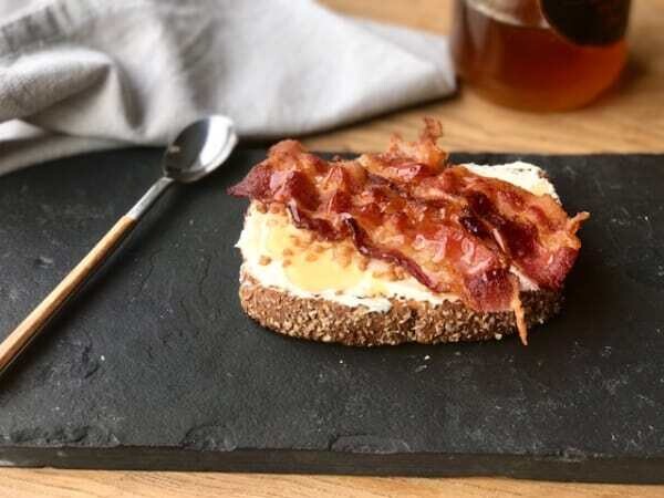 TOSTA DE QUESO Y BACON AHUMADO Y TOQUE DE MIEL  (PAN ESPELTA INTEGRAL MASA MADRE