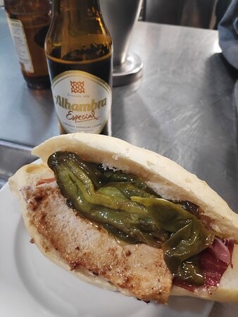 TOSTA DE CINTA DE LOMO IBERICO ADOBADO CON PIMIENTOS VERDES Y QUESO