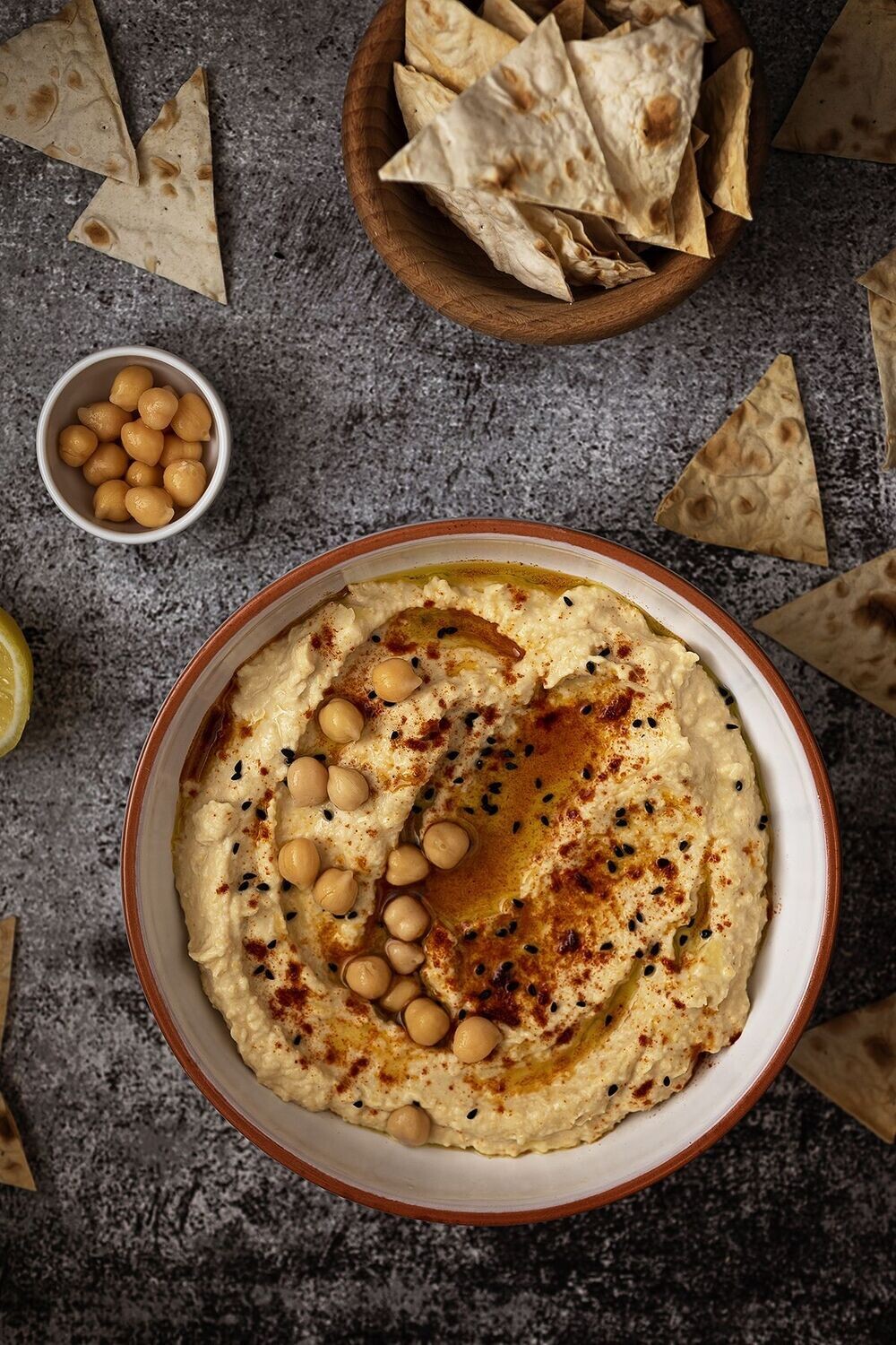 TOSTA DE HUMMUS DE GARBANZOS ACEITUNAS NEGRAS Y RÚCULA (PAN ESPELTA INTEGRAL MASA MADRE)