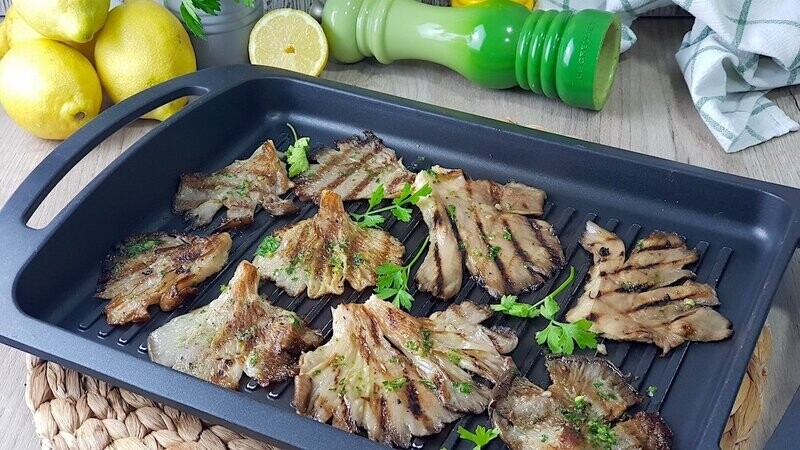 PARRILLADA DE SETAS DE TEMPORADA Y PIMIENTOS CON HUEVOS DE CODORNIZ