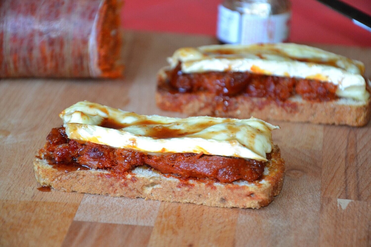 TOSTA DE SOBRASADA CON QUESO MOZZARELLA TEMPLADO Y AOVE (PAN ESPELTA INTEGRAL MASA MADRE)
