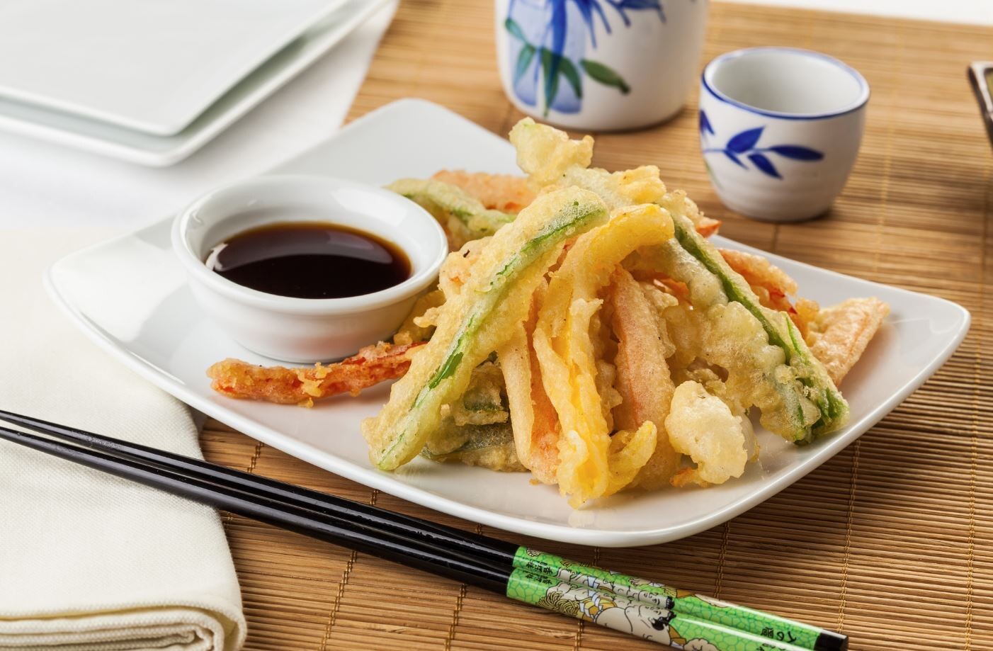 TEMPURA DE VERDURAS DE LA HUERTA CON SALSA DE JALAPEÑOS ALGO PICANTE Y SOJA (VEGANO)