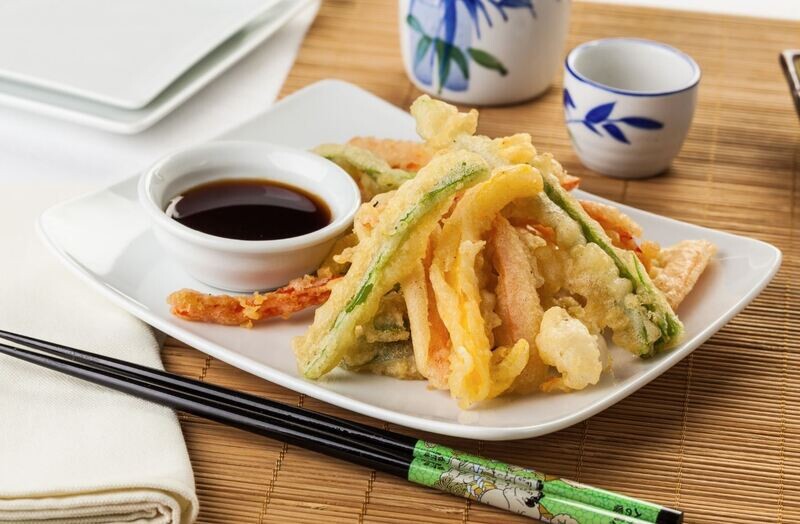 TEMPURA DE VERDURAS DE LA HUERTA CON SALSA DE JALAPEÑOS ALGO PICANTE Y SOJA (VEGANO)