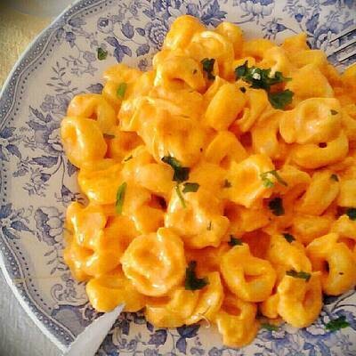 TORTELLINI DE QUESO Y ESPINACAS CON SALSA ARRABIATA  PICANTE (VEGETARIANO)