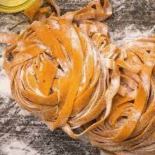 TALLARINES DE LENTEJA ROJA ECOLÓGICO CON SALSA DE MANTEQUILLA Y  MANÍ ECOLÓGICO (VEGANO)