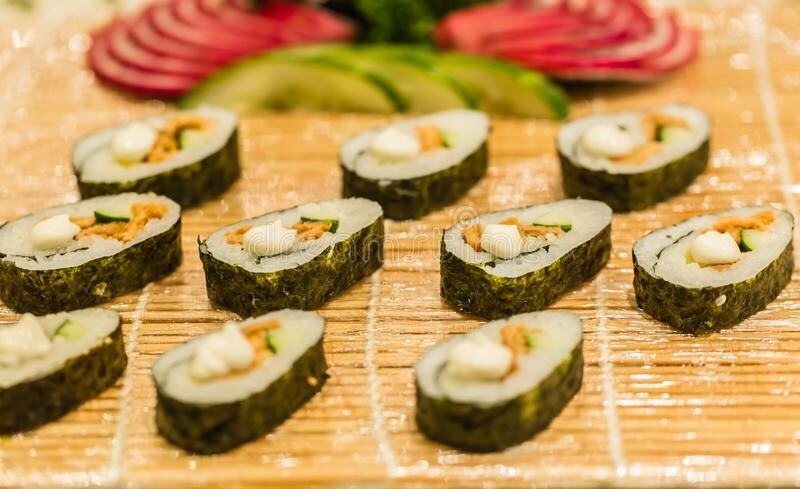 SHUSI DE ARROZ ECOLÓGICO RELLENOS DE VERDURAS DE TEMPORADA Y ALCAPARRAS 6 PZAS