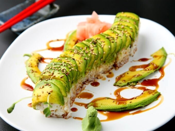 SUSHI DE ARROZ ECOLÓGICO RELLENOS DE AGUACATE PEPINO Y QUESO CREMA 6PZAS