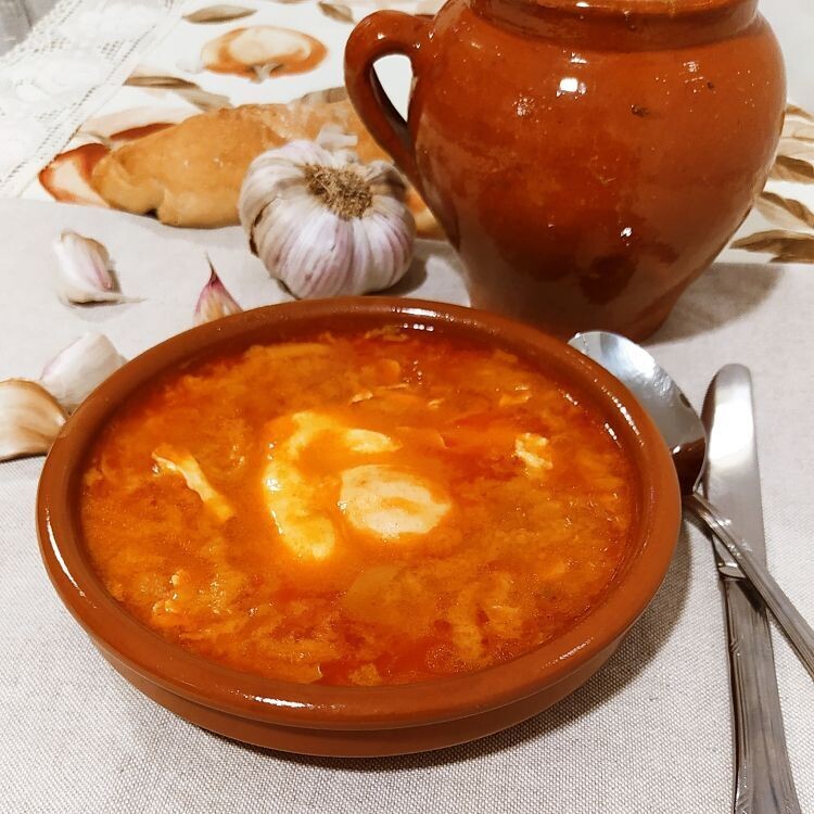 SOPA CASTELLANA DE AJO CON JAMÓN IBÉRICO HUEVO ECOLÓGICO Y CRUSTON