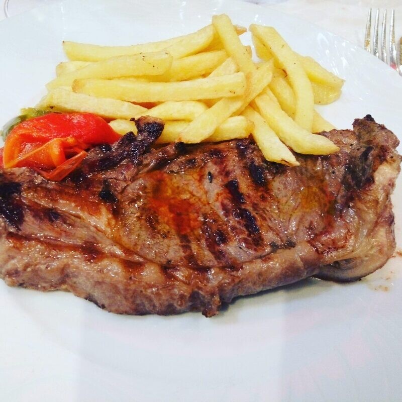 ENTRECOT DE TERNERA ECOLÓGICA CERTIFICADA CON SALSA A LA PIMIENTA Y  PATATAS FRITAS O VERDURAS