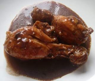 MUSLITOS DE POLLO GUISADOS BAÑADOS CON SALSA DE CHOCOLATE LIQUIDO
