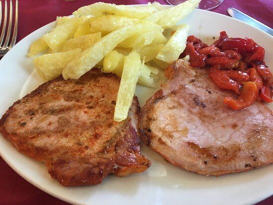 CINTA DE LOMO ADOBADA CON PATATAS FRITAS