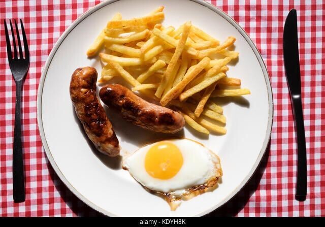 SALCHICHAS CON HUEVO Y PATATAS FRITAS
