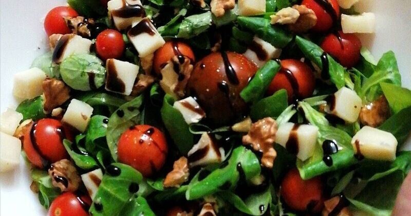 ENSALADA DE CANÓNIGOS Y RÚCULA CON PESTO DE NUECES..