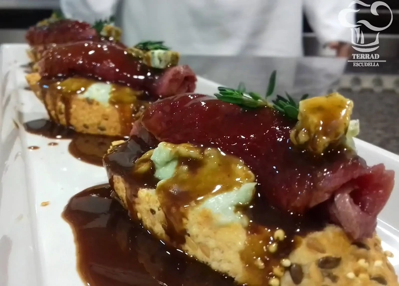 TOSTA DE VENADO CON QUESO DE CABRA Y SALSA