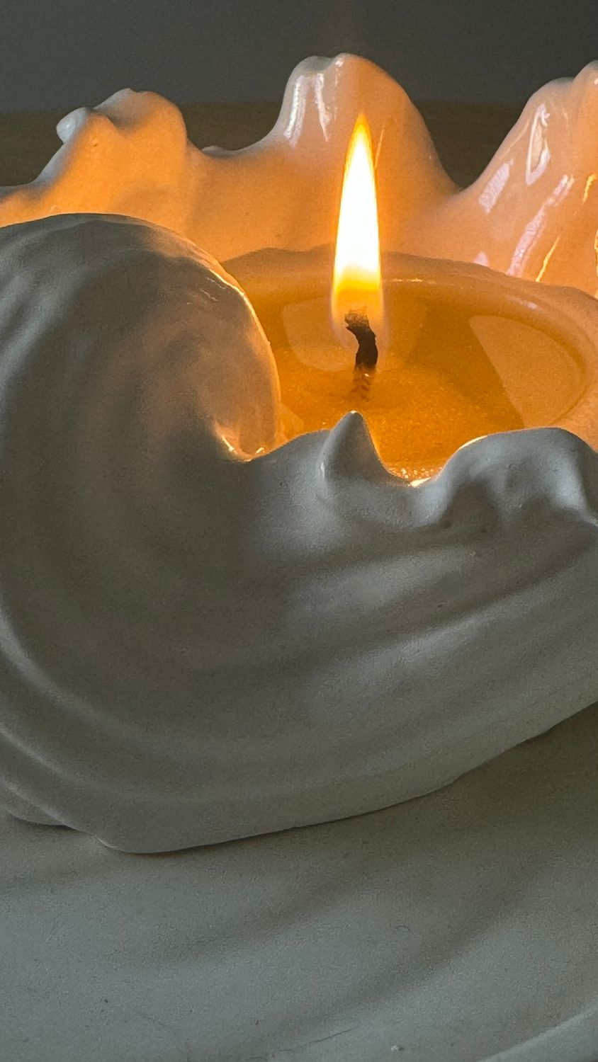 Scented candle in the shape of a shell Grace