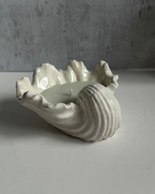 Scented candle in the shape of a shell Grace