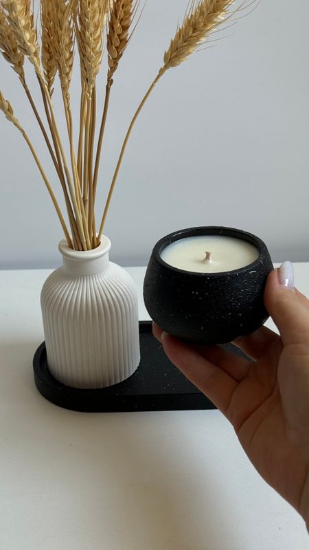 Set with vase and aromatic candle black and white