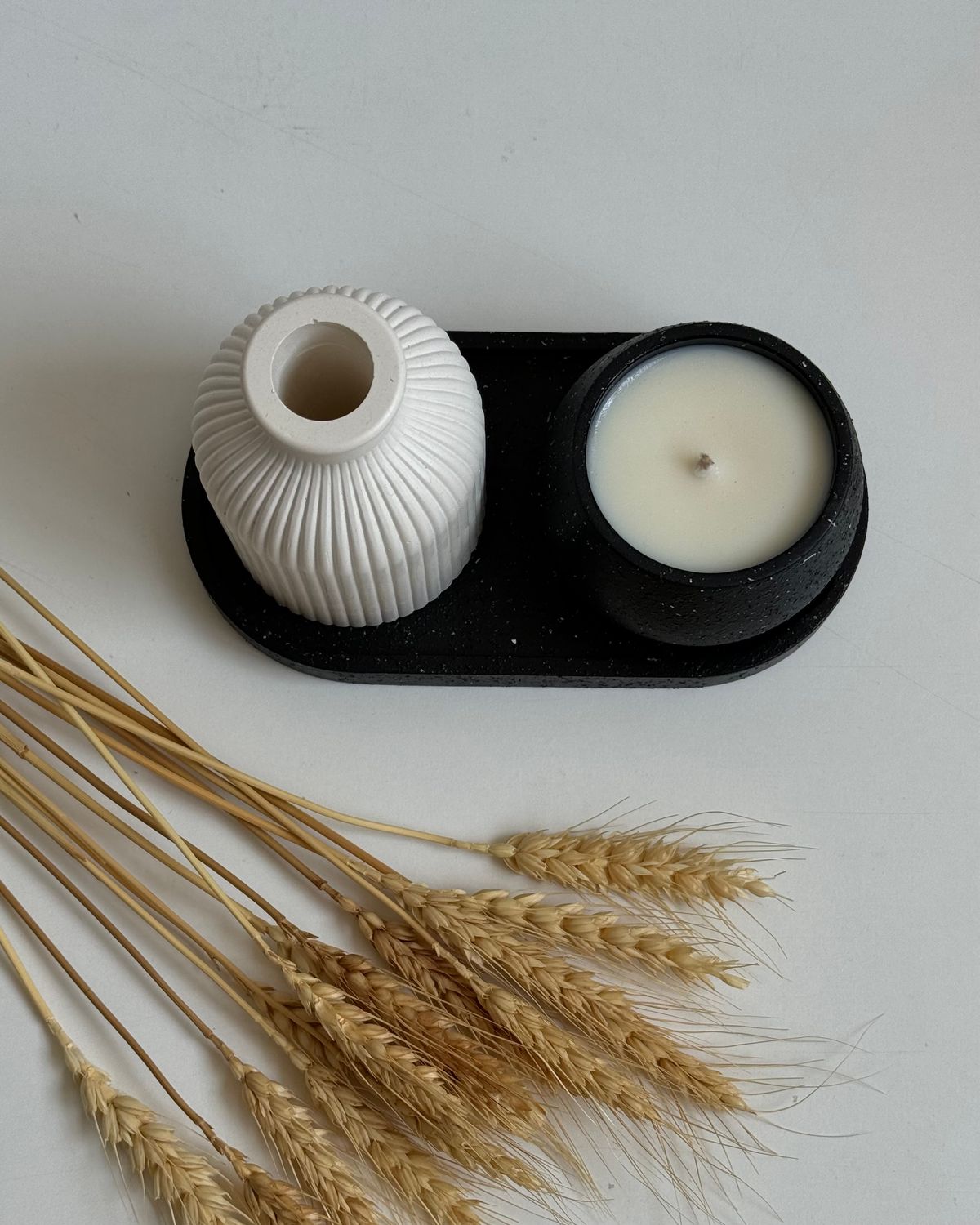 Set with vase and aromatic candle black and white