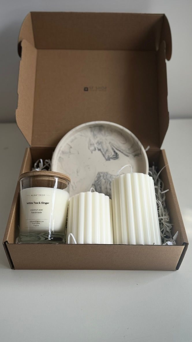 13. Gift set of 3 candles on a round stand