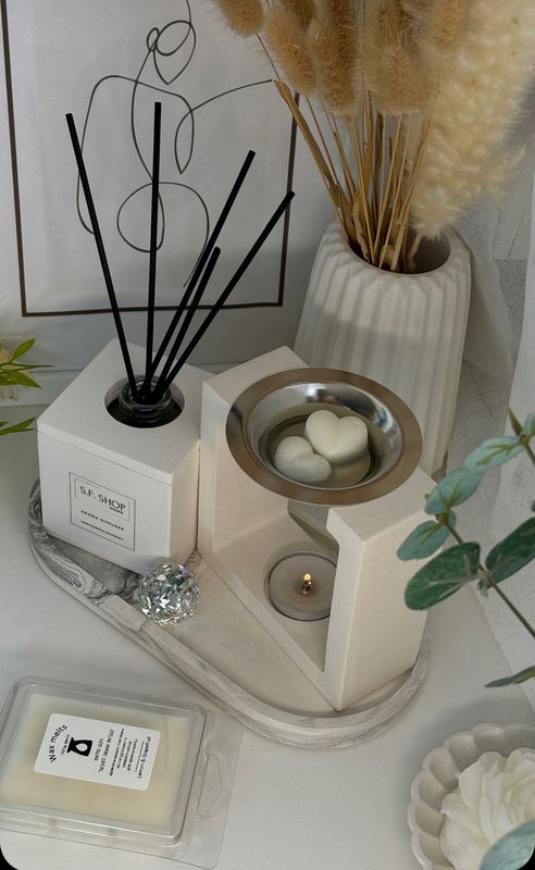 Set with aroma lamp and diffuser on a stand