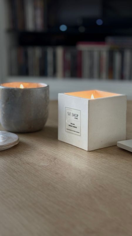 Aromatic candle in a cube candlestick with a wooden wick with a design or white