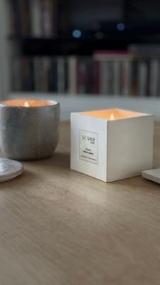 Aromatic candle in a cube candlestick with a wooden wick with a design or white