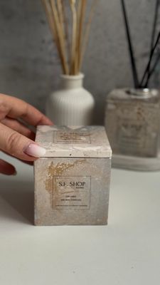 Aromatic candle in a cube candlestick with a wooden wick with a design or white