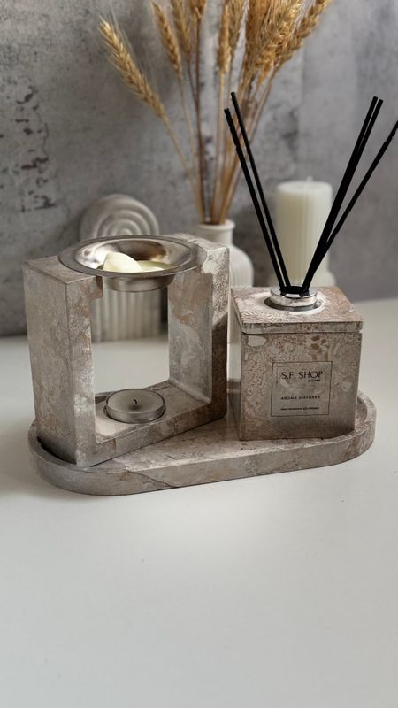 Set with aroma lamp and diffuser on a stand