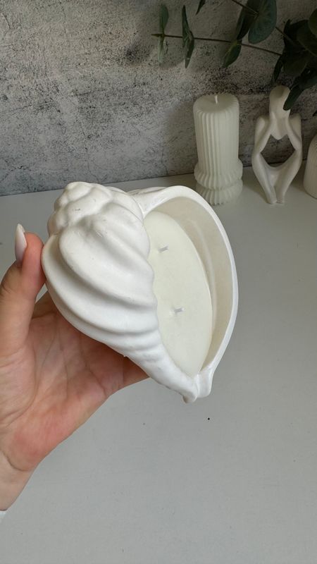 Scented candle in the shape of a Rapan shell