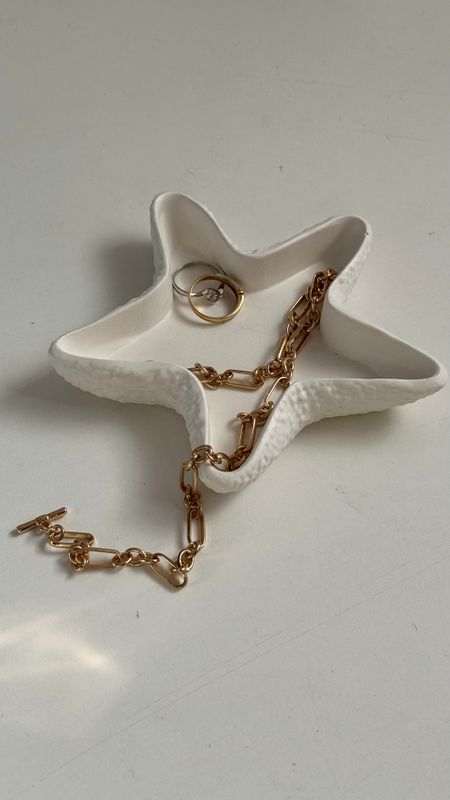 Starfish-shaped jewelry stand