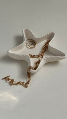 Starfish-shaped jewelry stand