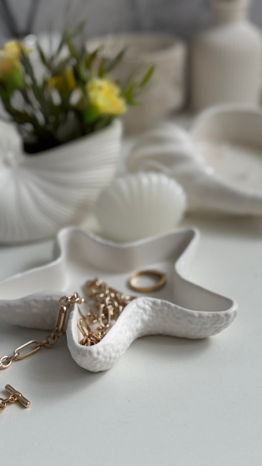 Starfish-shaped jewelry stand