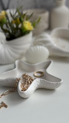 Starfish-shaped jewelry stand