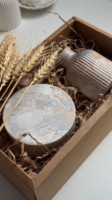 Decor set 8. Vase for dried flowers and candle on a tray