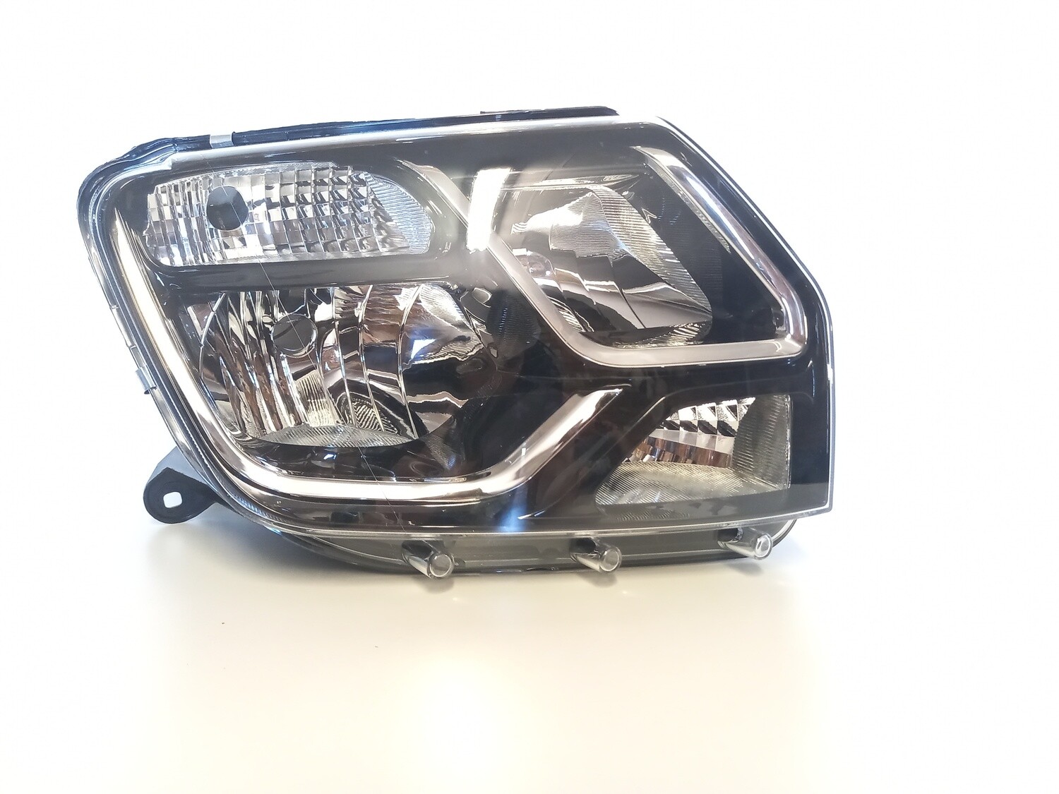Left side Duster headlight (2014-onwards)