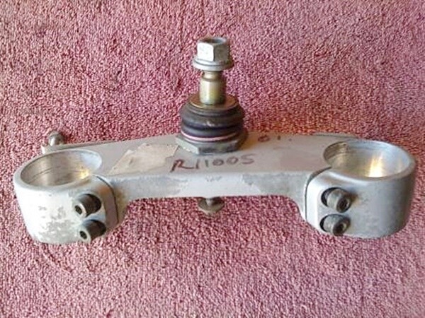 R1100S Lower fork bridge. (R-1)